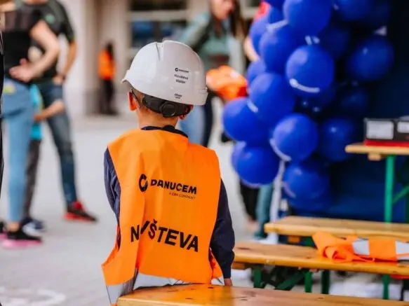 Fotka zamestnancov a hostí v exkurzii cementárne v Turni nad Bodvou.