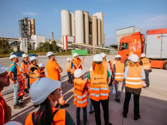 Fotka zamestnancov a hostí v exkurzii cementárne v Turni nad Bodvou.